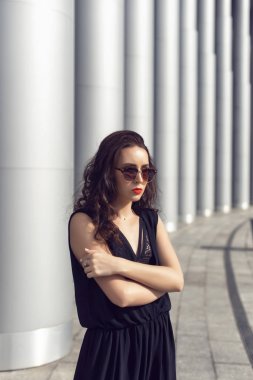 Şık giysiler içinde şehirde Bahar yürüyüşü