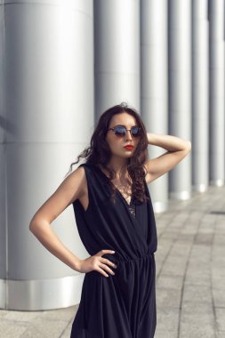 Şık giysiler içinde şehirde Bahar yürüyüşü