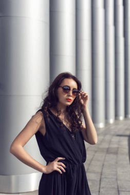 Şık giysiler içinde şehirde Bahar yürüyüşü