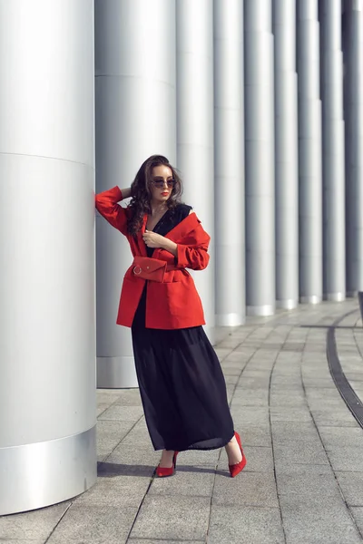 Paseo de primavera en la ciudad con ropa de moda — Foto de Stock