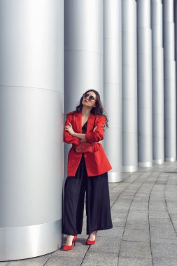 Şık giysiler içinde şehirde Bahar yürüyüşü