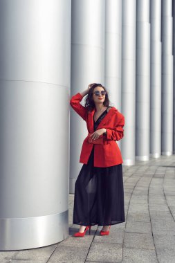 Şık giysiler içinde şehirde Bahar yürüyüşü