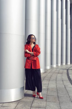 Şık giysiler içinde şehirde Bahar yürüyüşü