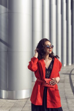 Şık giysiler içinde şehirde Bahar yürüyüşü