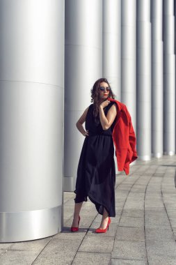 Şık giysiler içinde şehirde Bahar yürüyüşü