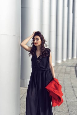 Şık giysiler içinde şehirde Bahar yürüyüşü