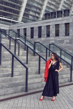 Şık giysiler içinde şehirde Bahar yürüyüşü