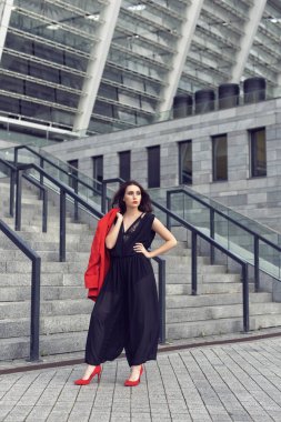 Şık giysiler içinde şehirde Bahar yürüyüşü