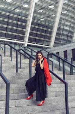 Şık giysiler içinde şehirde Bahar yürüyüşü