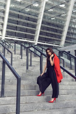 Şık giysiler içinde şehirde Bahar yürüyüşü