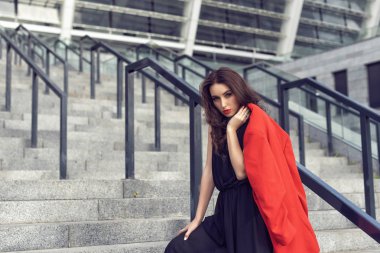 Şık giysiler içinde şehirde Bahar yürüyüşü