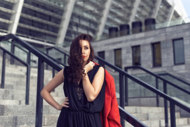 Şık giysiler içinde şehirde Bahar yürüyüşü