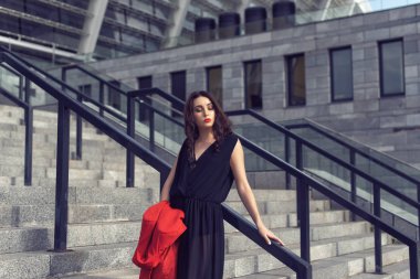 Şık giysiler içinde şehirde Bahar yürüyüşü