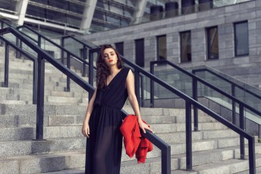 Şık giysiler içinde şehirde Bahar yürüyüşü