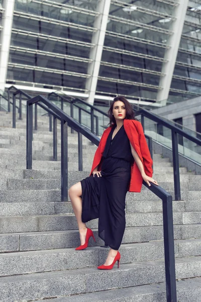 Şık giysiler içinde şehirde Bahar yürüyüşü