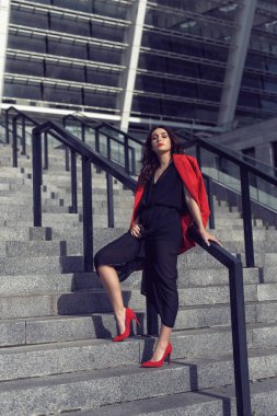 Şık giysiler içinde şehirde Bahar yürüyüşü