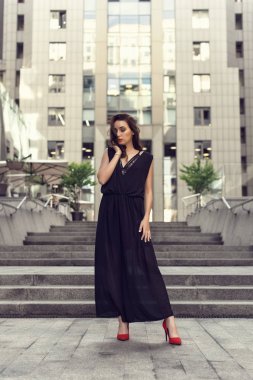 Şık giysiler içinde şehirde Bahar yürüyüşü