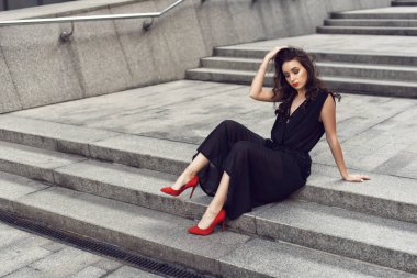 Şık giysiler içinde şehirde Bahar yürüyüşü