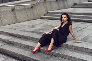 Şık giysiler içinde şehirde Bahar yürüyüşü