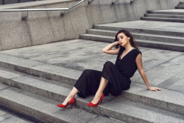 Şık giysiler içinde şehirde Bahar yürüyüşü