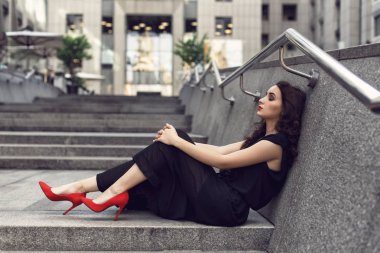 Şık giysiler içinde şehirde Bahar yürüyüşü