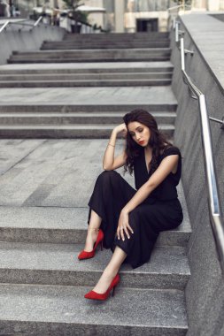 Şık giysiler içinde şehirde Bahar yürüyüşü