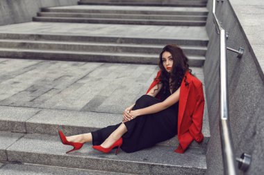 Şık giysiler içinde şehirde Bahar yürüyüşü