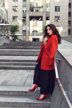 Şık giysiler içinde şehirde Bahar yürüyüşü