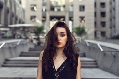 Şık giysiler içinde şehirde Bahar yürüyüşü