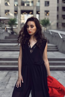 Şık giysiler içinde şehirde Bahar yürüyüşü