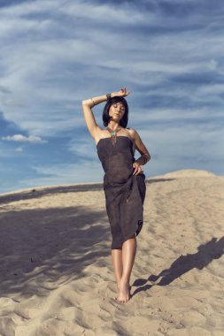 Çöl Mısır tarzında giyinmiş genç kız