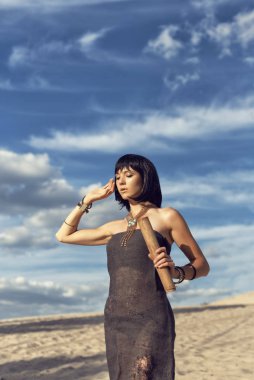 Çöl Mısır tarzında giyinmiş genç kız