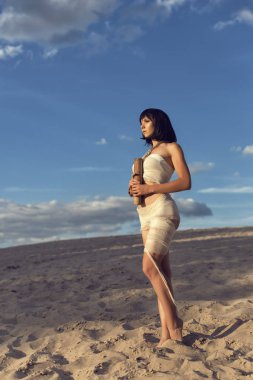 Çöl Mısır tarzında giyinmiş genç kız