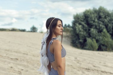 Çizgili bir mayo içinde genç bir kızla yürüyüş