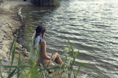 Çizgili bir mayo içinde genç bir kızla yürüyüş