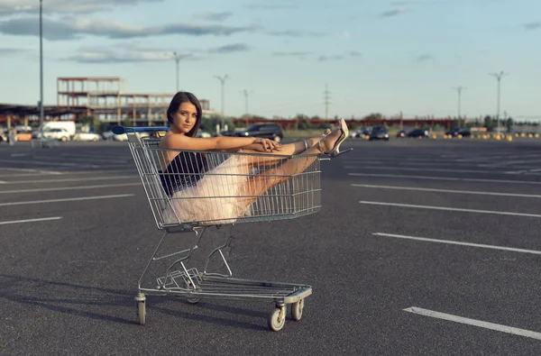 Fotostřílejte dívky na parkovišti v supermarketu — Stock fotografie