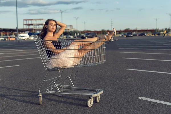 Fotografar meninas no estacionamento do supermercado — Fotografia de Stock