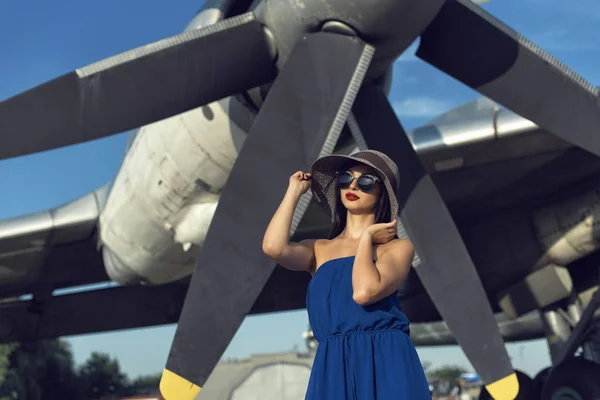 Bruna con un vestito al vecchio aeroporto — Foto Stock