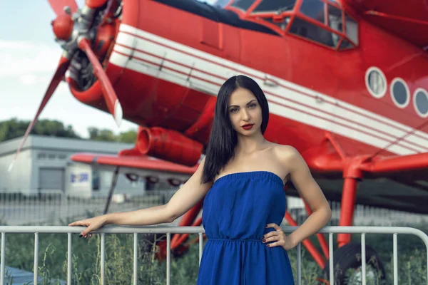 Bruna con un vestito al vecchio aeroporto — Foto Stock