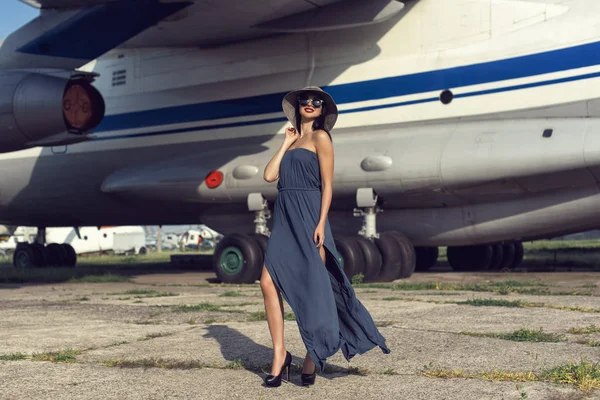Брюнетка в платье в старом аэропорту — стоковое фото