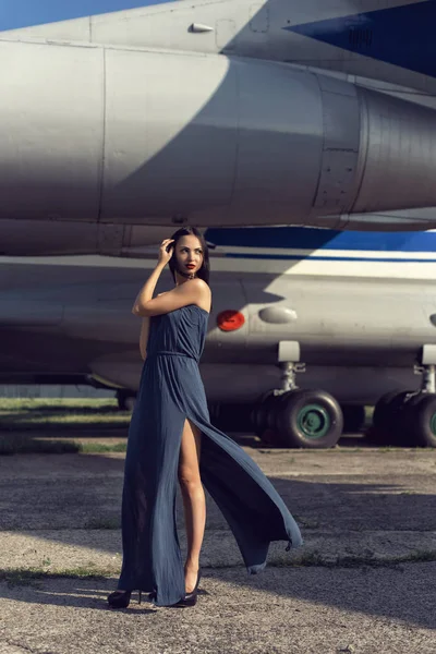 Bruna con un vestito al vecchio aeroporto — Foto Stock