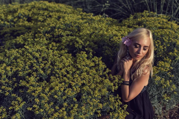Зріла блондинка в літньому ботанічному саду — стокове фото