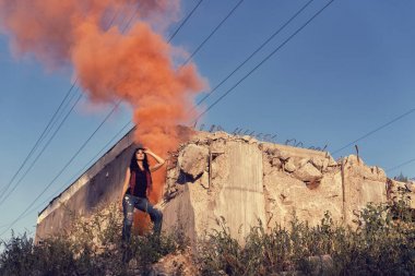 Bir post kıyamet dünyada genç kız