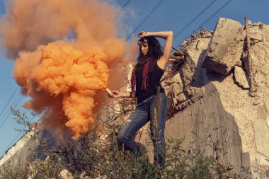 Bir post kıyamet dünyada genç kız