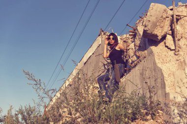 Bir post kıyamet dünyada genç kız