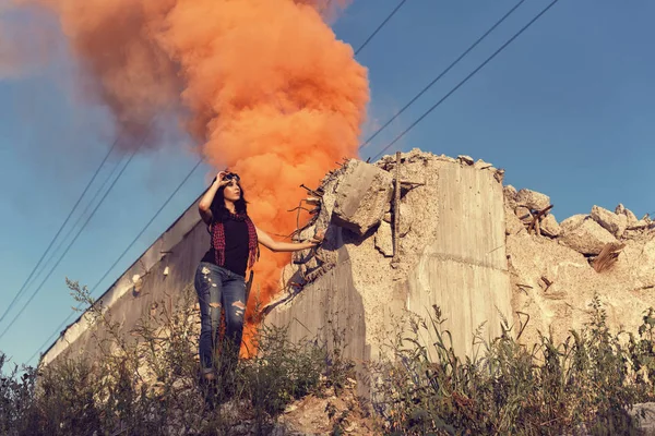 Bir post kıyamet dünyada genç kız