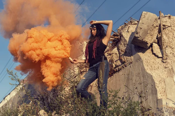 Bir post kıyamet dünyada genç kız