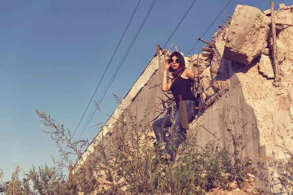 Bir post kıyamet dünyada genç kız