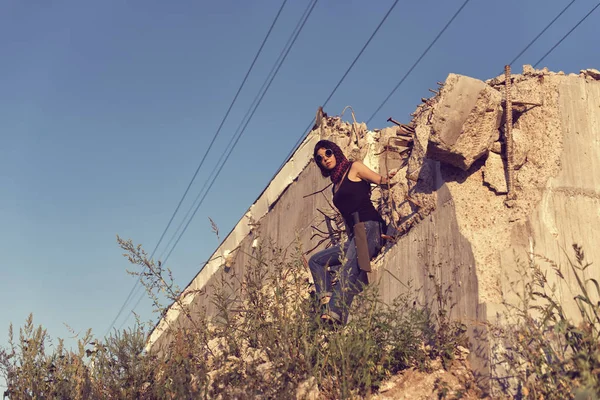 Bir post kıyamet dünyada genç kız