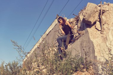 Bir post kıyamet dünyada genç kız